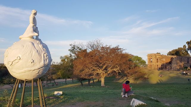 Homenaje. La escultura de “El Principito” en el asteroide B612 es otro de los atractivos del parque que rodea al palacete donde vivieron los amigos del escritor francés.
