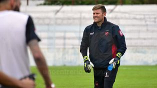 Bértoli se calzó los guantes ayer y formó parte del ensayo futbolístico apuntando a River. &nbsp; &nbsp;
