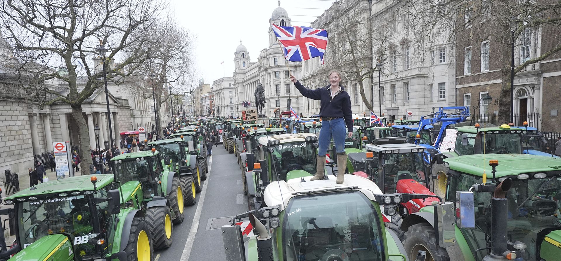 La hija de un granjero, se encuentra de pie sobre un tractor estacionado en Whitehall durante una protesta de agricultores en Westminster, Londres, el miércoles 11 de diciembre de 2024. (Yui Mok/PA vía AP) La hija de un granjero, se encuentra de pie sobre un tractor estacionado en Whitehall durante una protesta de agricultores en Westminster, Londres, el miércoles 11 de diciembre de 2024. (Yui Mok/PA vía AP)