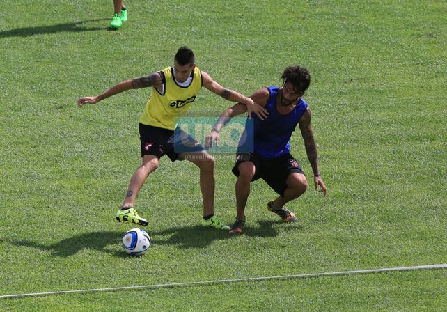 Jonathan Ferrari marca a Leonardo Acosta. (Foto UNO/Diego Arias)