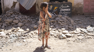 Una niña observa anonadada la destrucción de su barrio en Marrakech.