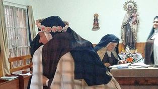 Vocación. La carmelita recibió las felicitaciones de las hermanas de la congregación.