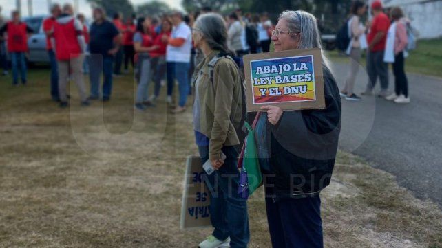Organizaciones gremiales y sociales se manifiestan en el Túnel Subfluvial contra el proyecto de Ley Bases. El proyecto comienza a ser debatido en el Senado.