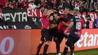El festejo del gol de Newells que aseguró el triunfo ante Atlético Tucumán. Una fecha a pedir de la Lepra.