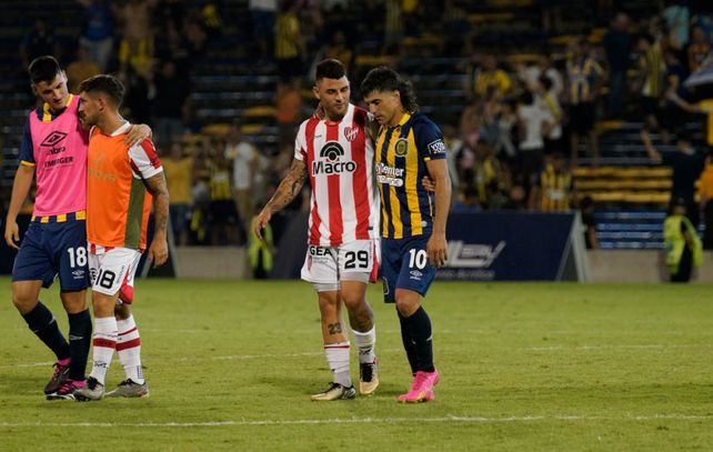 De Nacho a Nacho. Russo se saluda con Malcorra en la visita de Instituto a Central en la Copa de la Liga 2024.