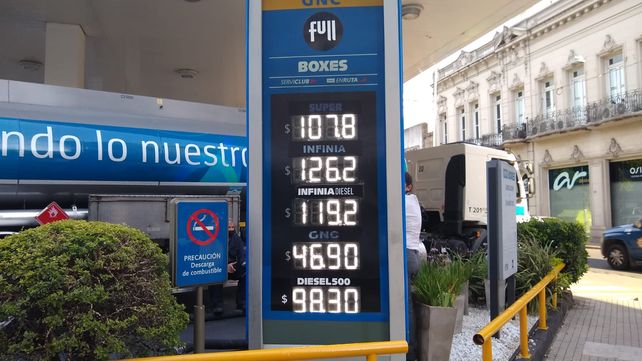 En la estaciones de servicio de Rosario este miércoles ya estaban los nuevos precios de los combustibles.&nbsp; 