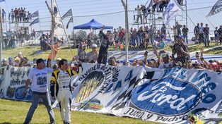 Adiós. El piloto de Ford recibió ayer el aliento especialmente de La 4, la hinchada oficial del Óvalo que verá hoy por última vez al Gurí arriba de un Ford.&nbsp; 