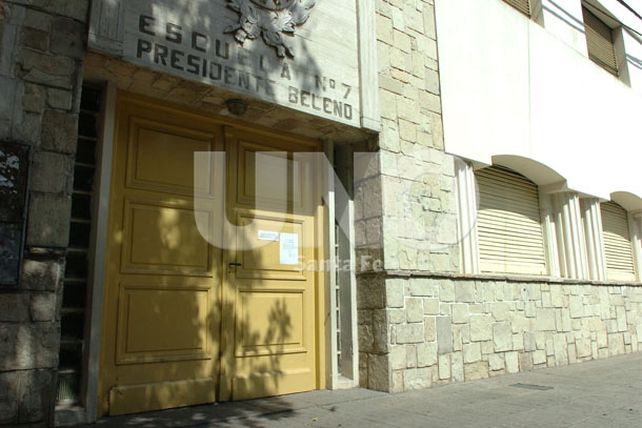 La Escuela Beleno amaneció con pintadas en su fachada