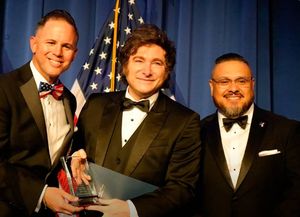 Milei viajó a Estados Unidos y fue premiado, pero no consiguió la foto con Donald Trump