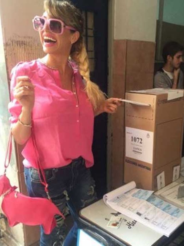 El show de Victoria Xipolitakis en el cuarto oscuro