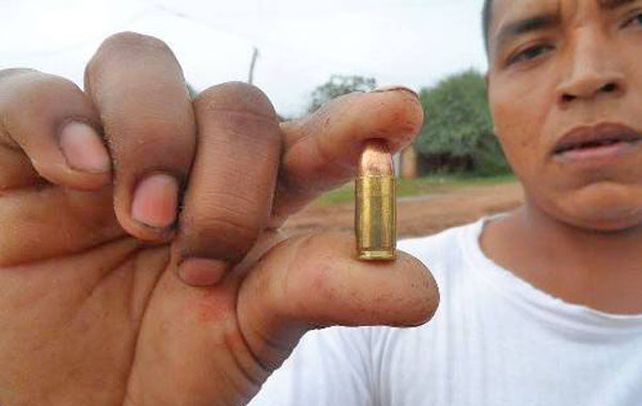 Un aborigen wichí muestra una bala de la policía formoseña.