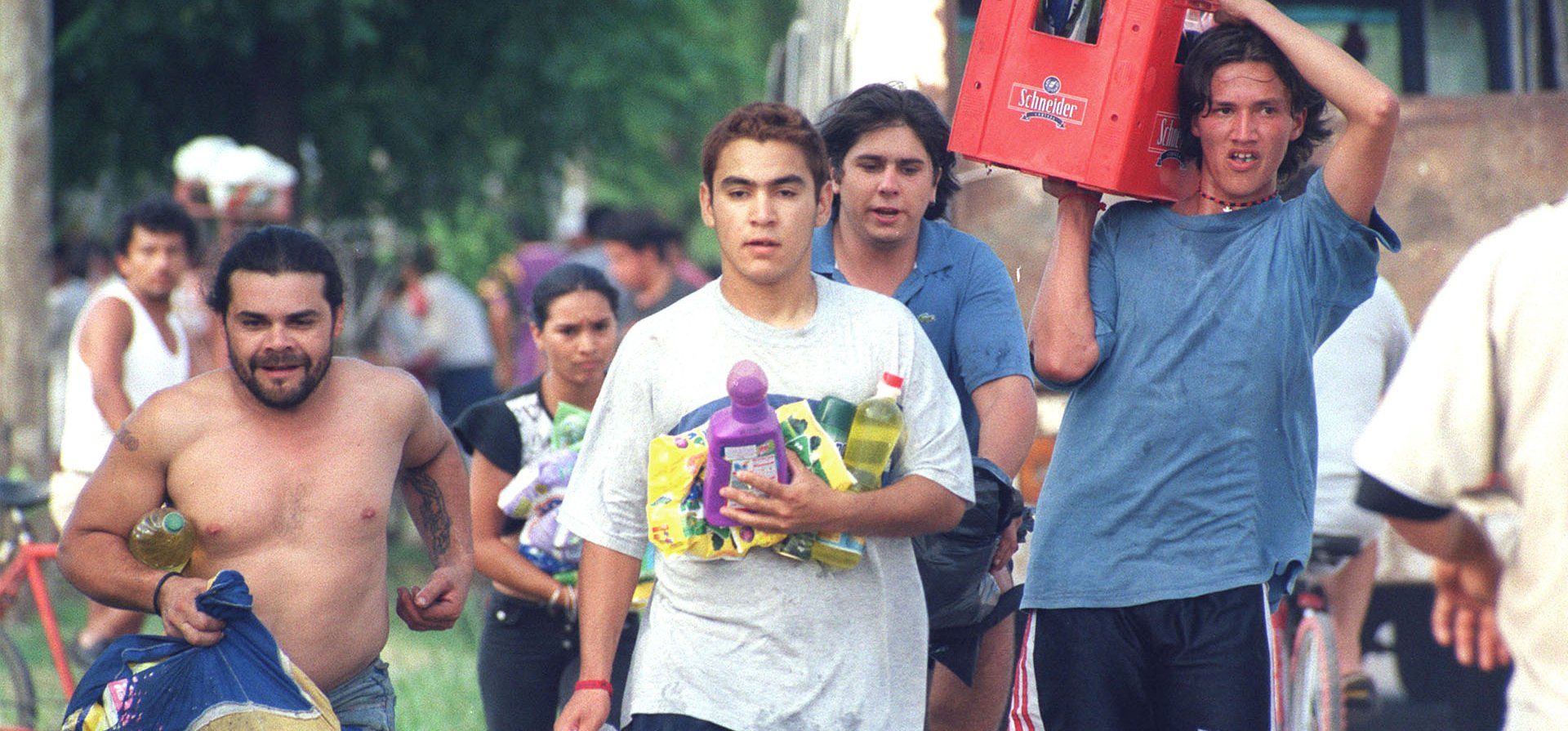 19/12/2001. Saqueos en un mercado de zona sur.