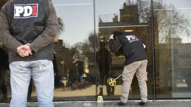 Efectivos de la PDI realizan las primeras pericias en el Centro de Justicia Penal.