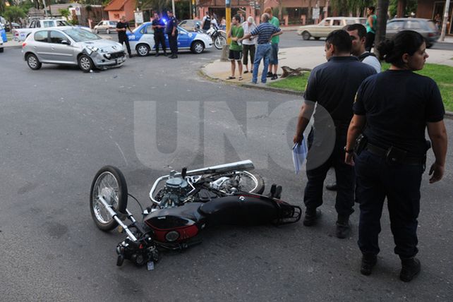 Robaron en el microcentro y después chocaron con un auto