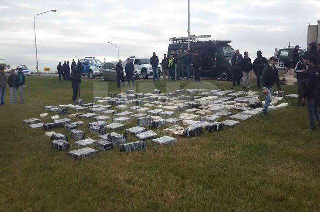 Secuestraron más de dos toneladas de marihuana a la altura de la Autopista Santa Fe - Rosario