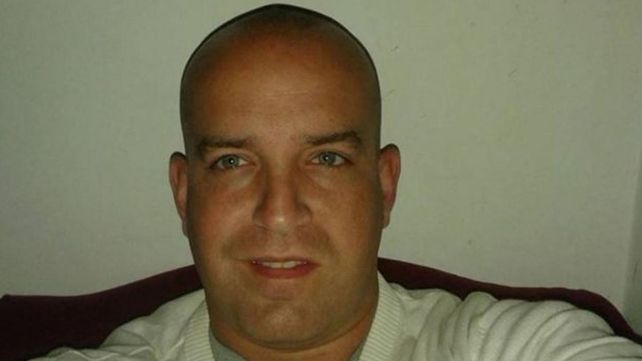 Matan a puñaladas en los pasillos de una villa al primer ganador del reality El Bar