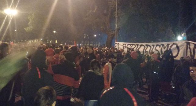 Pese a la suspensión del banderazo, hinchas de Newells llegaron al Coloso para hacer el aguante