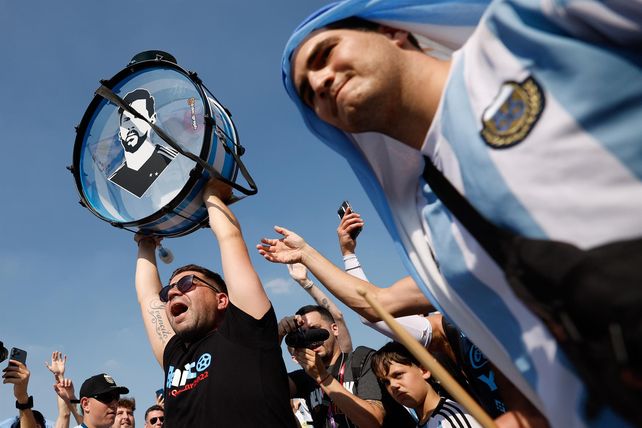 Hinchas argentinos realizaron un banderazo para darle apoyo a la selección nacional