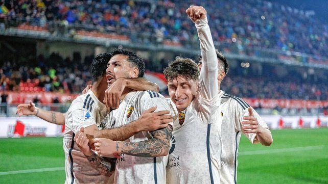 Leandro Paredes festeja su gol. El ex-Boca anotó para la Roma al igual que Paulo Dybala.