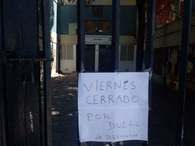 Pupitres vacíos y profundo dolor en el barrio donde mataron a dos adolescentes