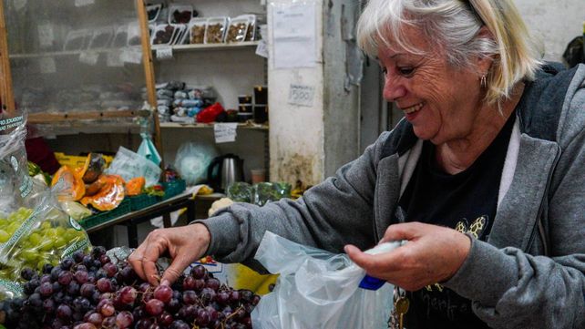 Uvas de Brasil. Frutas y hortalizas importadas compiten mano a mano con la producción nacional.