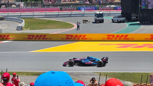 El Alpine 43 de Franco Colapinto pasa frente a las tribunas de Barcelona.