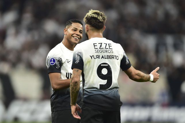 Corinthians goleó a Argentinos.