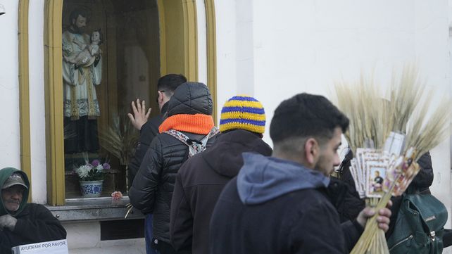 San Cayetano: una multitud de fieles pidió trabajo en Rosario desde temprano