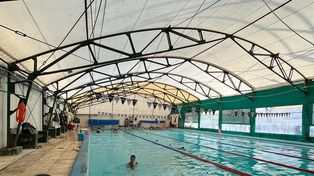 Un joven falleció ahogado en la pileta de un club de zona oeste: estaba practicando buceo