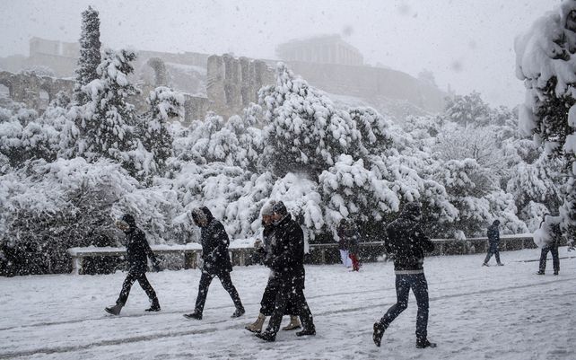 La ola de frío en Grecia cubre de nieve Atenas