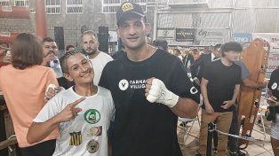 Cinthia González y Franco Catena posan tras finalizar sus combates.