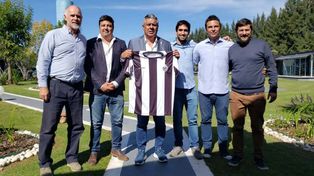 Directivos y jugadores de Club Mercedes con el presidente de la AFA, Chiqui Tapia.