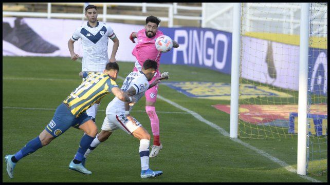 Milton Caraglio disputa con la cabeza en el área del fortín.