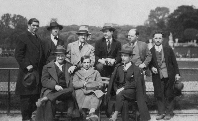 Berni (abajo en el centro) en los Jardines de Luxemburgo en 1926