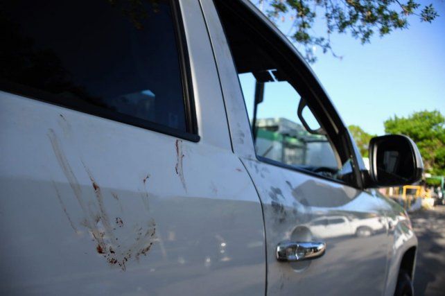En la camioneta de Marín quedaron rastros de sus manos ensangrentadas tras el ataque.