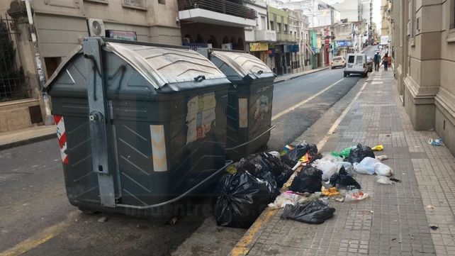 Viernes Santo:  Explotan los contenedores de basura en Paraná