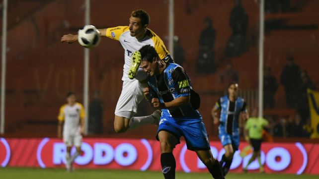 A pura pelea. Ruben intenta quedarse con la pelota. Al delantero le costó