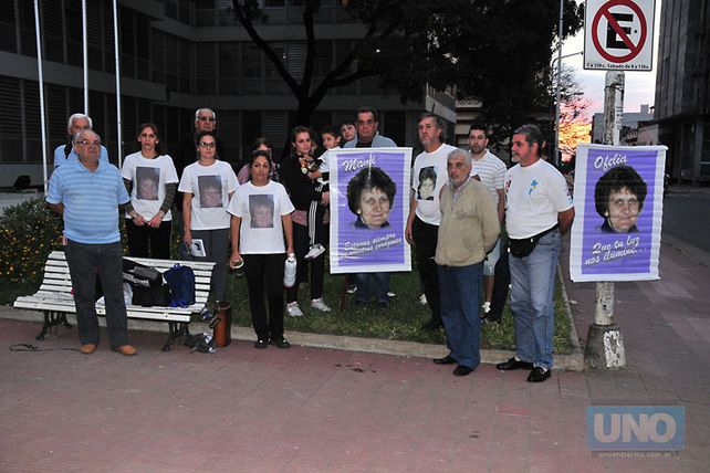 Familiares de Ofelia Kessel iniciaron una vigilia frente a los Tribunales de Paraná