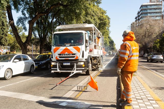 Repintado. Las máquinas le hicieron una nueva demarcación a las ya gastadas ciclovías del macrocentro.