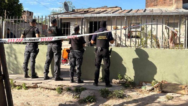 La investigación por el crimen de Jazmín González avanzó con cuatro allanamientos y el secuestro de un revólver. El principal sospechoso está grave.
