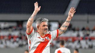Ariel Ortega bancó al actual DT y elogió al Diablito Echeverry.