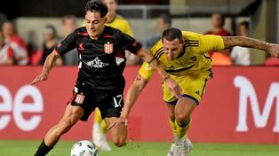 Altamirano es perseguido por Cristian Lema. Minutos más tarde, el jugador pincha se descompensó.