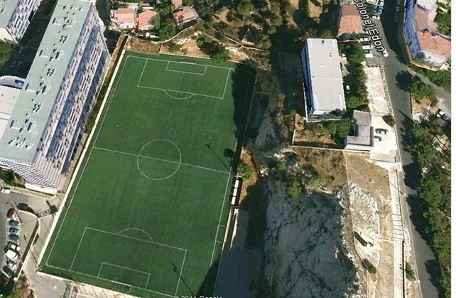 Francis Digiovanni. En la ciudad francesa de Marsella en lugar de una tribuna hay un bloque de edificios. Ahí uega el US Marseille Endoume
