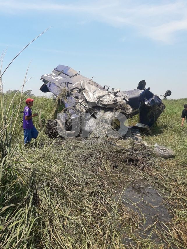 Cayó un avión fumigador y el piloto salvó su vida con una osada maniobra