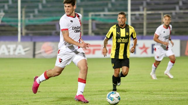 Newells derrotó 1 a 0 a Peñarol con un rendimiento de mayor a menor