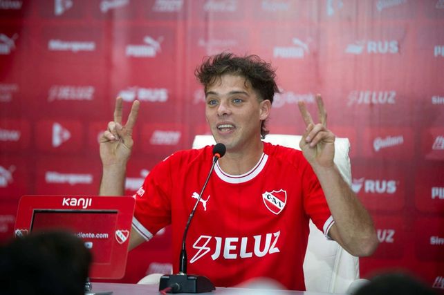 El influencer Santi Maratea en la conferencia en que se lanzó la colecta.