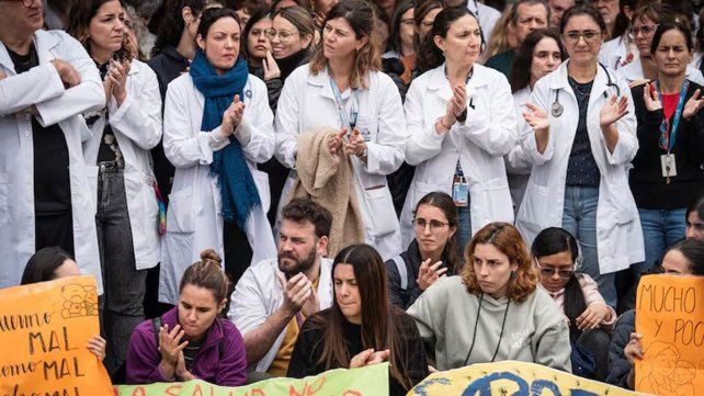 Elisa Carrió respaldó la protesta de los residentes del hospital Garrahan y calificó al conflicto como un “escándalo moral”