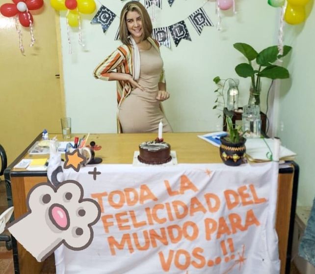 Una veterinaria fue acusada de robamaridos y usó el pasacalle de adorno en una mesa