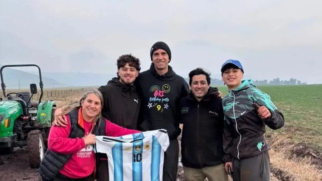 El regalo de Dibu Martínez a los vecinos que lo ayudaron a sacar su camioneta del barro