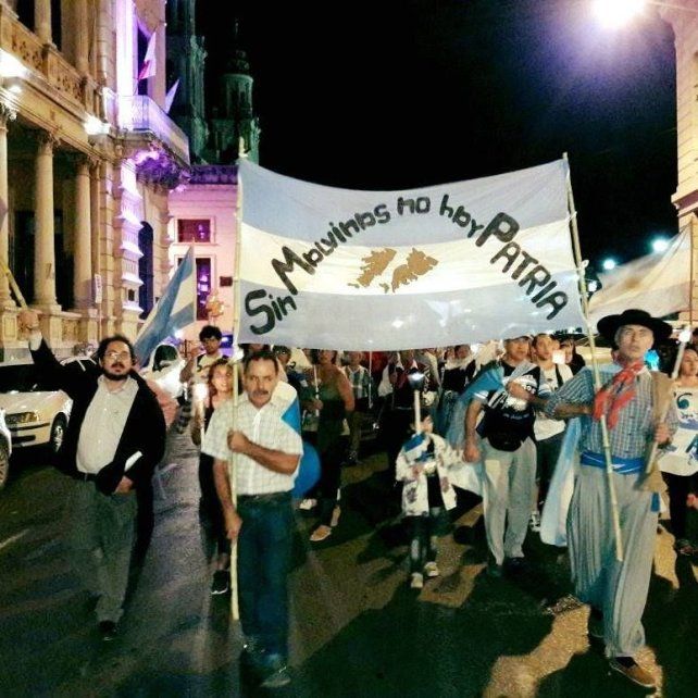 Malvinas: realizan la Caminata de las Antorchas 2025